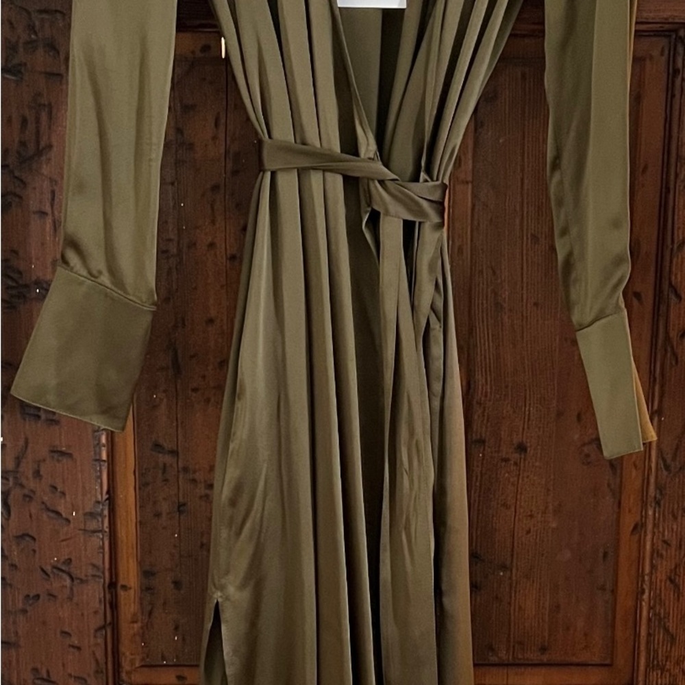 Leisure satin green longsleeve with curves dress to the floor
